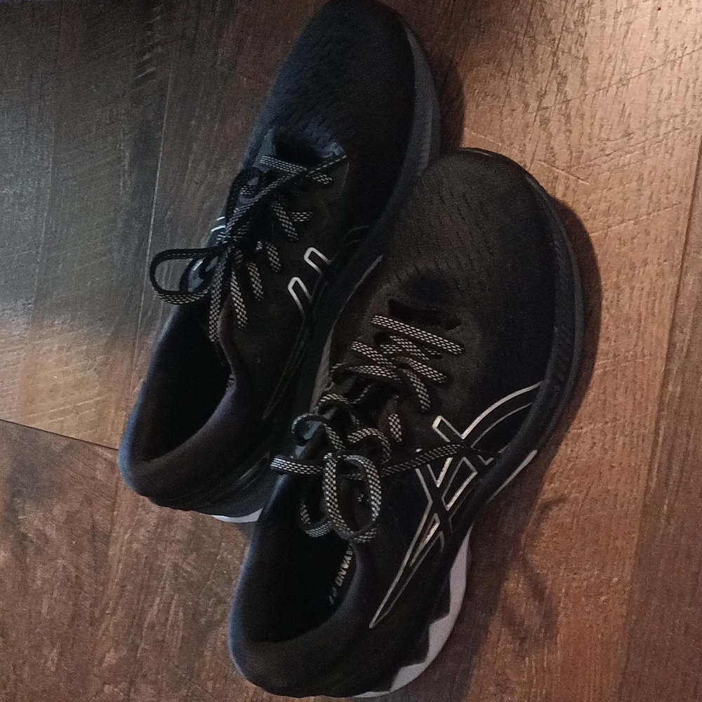 Aaics Black Athletic shoes new condition🖤